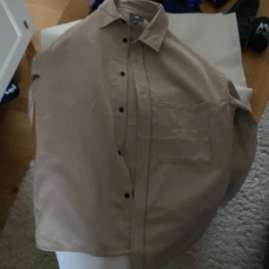 Brun overshirt H&M - Säljer denna overshirt då jag ska flytta och behöver vill bli av med lite kläder som inte använts och bara tar upp plats.