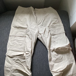 Cargo byxor  - Säljer dessa cargo byxor då jag ska flytta och säljer kläder som inte kommer till andvändning. Jag köpte dom då jag skulle ha dom på en lättare fest med ett tema. Har bara använt dom under denna fest.