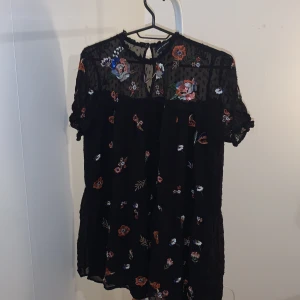 Fin top från Zara med paljetter och broderier.. - Snygg svart blus/top med blommiga broderier och paljetter. 