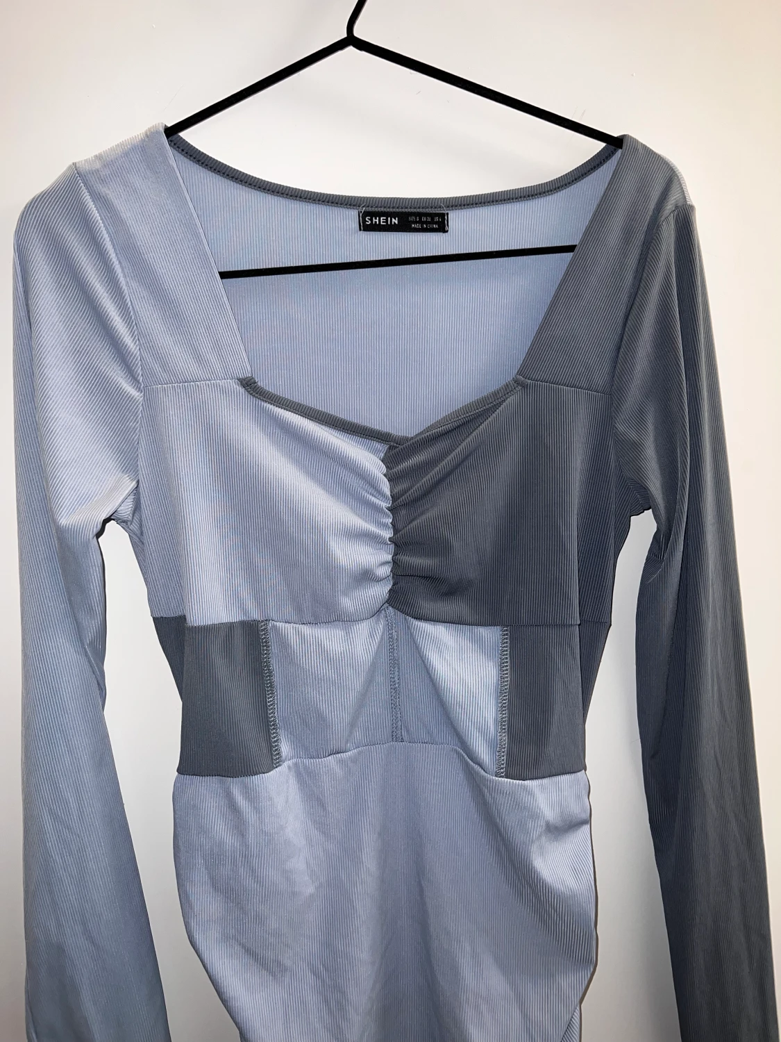 Tajt långärmad kläning