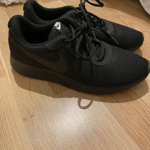 Svarta Nike skor - Svarta Nike skor säljes. Endast andvända en gång, väldigt fint skick.  Hemsidans beskrivning: Sneakers med stötdämpande mellansula och ovandel.