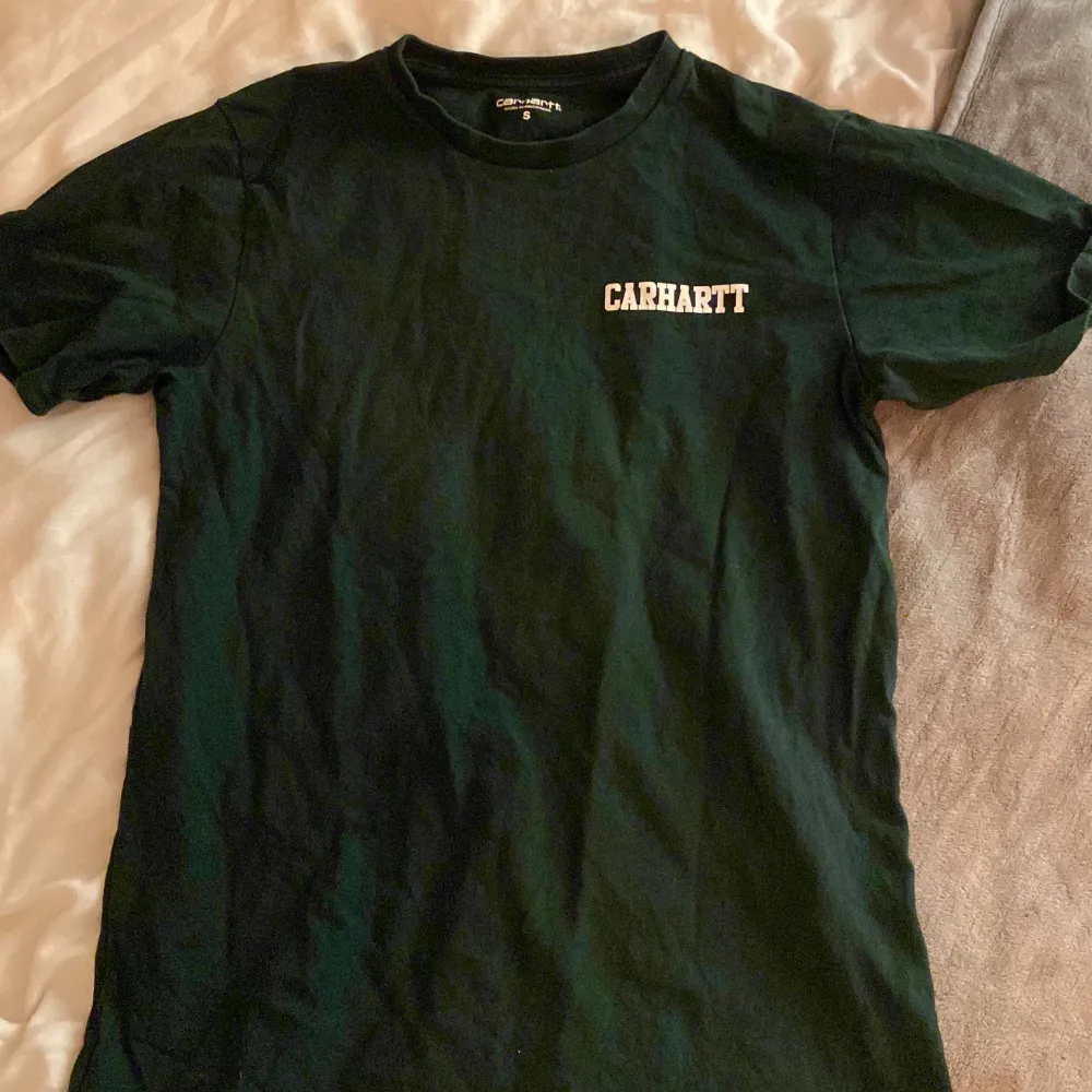 Säljer denna skitsnygga T-Shirt från Carhartt då den är lite för liten för mig. Inga tecken på användning.. T-shirts.