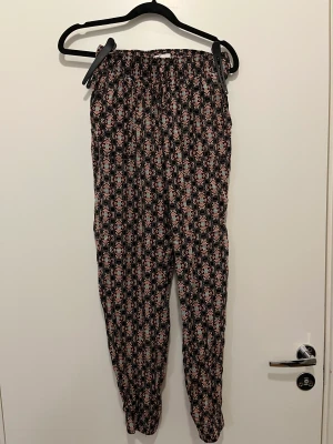 Byxor med kul mönster - Byxor i tyg, mönster