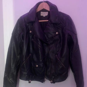 Ralph Lauren Läderjacka - Otroligt snygg fakeläder jacka som jag köpte för flera år sedan, den var lite tajt i armarna för mig då så har aldrig kommit till användning och är helt nya utan lappar. Är i storlek L men skulle säga att den passar mer som en M. Köptes för 1200 i butik.