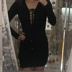 Klänning från Gina tricot - Perfekt nyårsklänning! Har endast använts en gång tidigare så är i väldigt bra skick! Tveka inte att höra av dig om du har några frågor eller vill se fler bilder! Priset kan diskuteras!