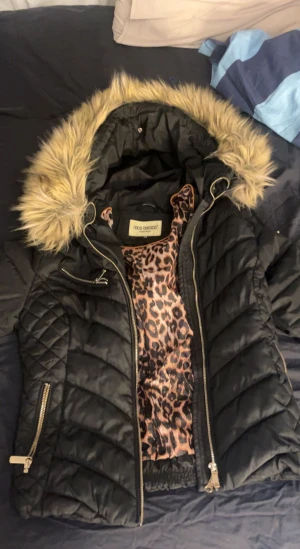 Roco baroco jacka - Säljer nu min fina roco baroco jacka. Då den börjar bli för liten för mig, har leopard mönster inuti och är varm, mycket guld detaljer och stor fluffig päls luva (fake päls)