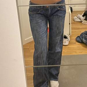 Lågmidjade jeans från Edc by esprit, måtten är innerben: 76cm midja tvärsöver: 38cm så 76 runt hela. skriv för fler frågor! TRYCK INTE PÅ KÖP NU!