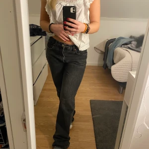 Gråa jeans från Zara - Säljer min grå/svarta jeans från Zara i storlek 38, med medelhög midja. Säljer dem pga att jag inte har fått så mycket användning utav dem. Säljer dem för 250 kr, köpare står för frakt!💕