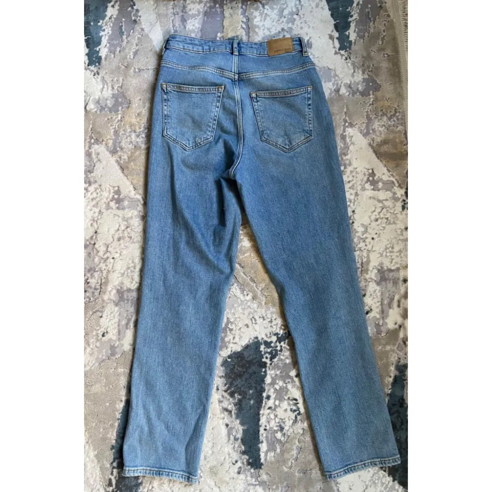 Säljer pga att de inte passar mig längre 😅 en av de bästa jeansen jag ägt!. Jeans & Byxor.