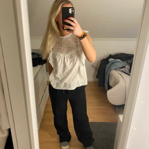 Svarta kostymbyxor från NA-KD - Säljer mina svarta kostymbyxor från NA-KD, i storlek M. Säljer pga att jag inte har fått så mycket användning utav dem. Knappen längst upp har gått av, men det är inget man tänker på. Pris kan diskuteras, köpare står för frakt!💕