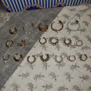 Örhänge smycke fejk örhänge earcuff - Örhängen och earcuff aldrig använda, 3 för 15kr. OBS orm earcuff kostar 10kr ensamt, ingår ej i 3 för 15.  Frakt 15kr