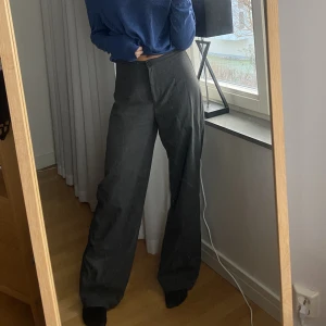 Kostymbyxor Bherska - Knappt använda vida kostymbyxor från bherska! Sitter sjukt snyggt över rumpan💓 storlek 38 men jag är vanligtvis en 36 och de passar bra på mig också, inte lika tight bara💓