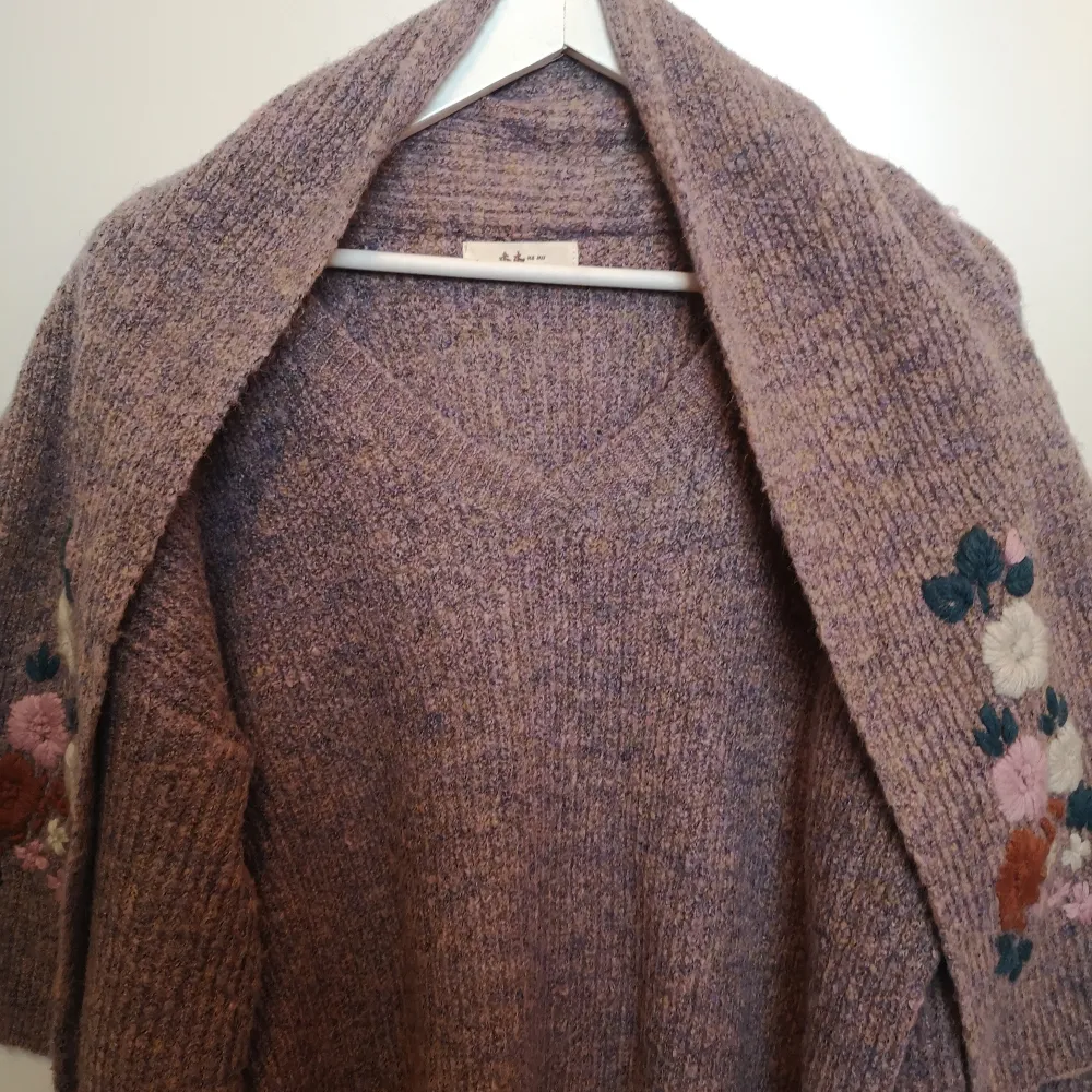 Stickad oversized V-neck sweater med påsydd broderad scarf & ballongärmar, som inte längre säljs, från 