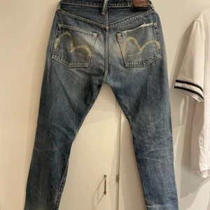 evisu - fetaste vintage evisu jeansen. slitna här o där men absolut najs känsla till denna piece. flera sånna här kan du hitta på @myzterik insta. strlk 30/32.  kommer från dom tidigare kollektionerna i japan. 