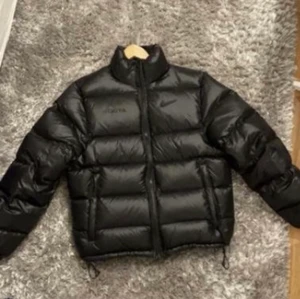 Nocta puffer jacket - Nocta x Nike puffer jacka. Mycket bra skick, inga hål. Skriv om du har frågor. Priset kan diskuteras vid snabb affär. Skickas via postnord spårbar frakt.