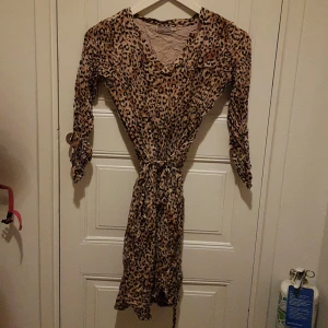 Leopardklänning. Fransa. XS - Snygg klänning med knytskärp. Fint skick.