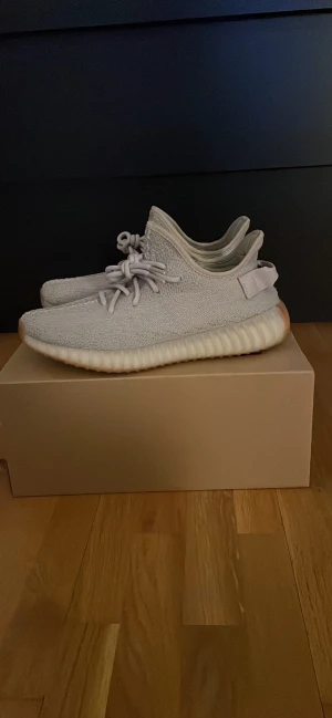 Yeezy 350 v2 Sesame - Använda ett fåtal gånger Köpta via CONFIRMED app i augusti. Pris kan diskuteras vid snabb affär 