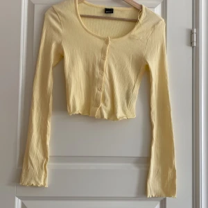 Kofta.  - Jag säljer denna kofta i väldigt bra skick den är använd 1-2 gånger. Köparen betalar frakten. Kom privat för fler frågor eller prisförslag.😊