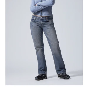 Arrow Low Straight Jeans - Arrow Low Straight Jeans från Weekday🫶Köpta här på plick men passade inte. Jättefint skick💕