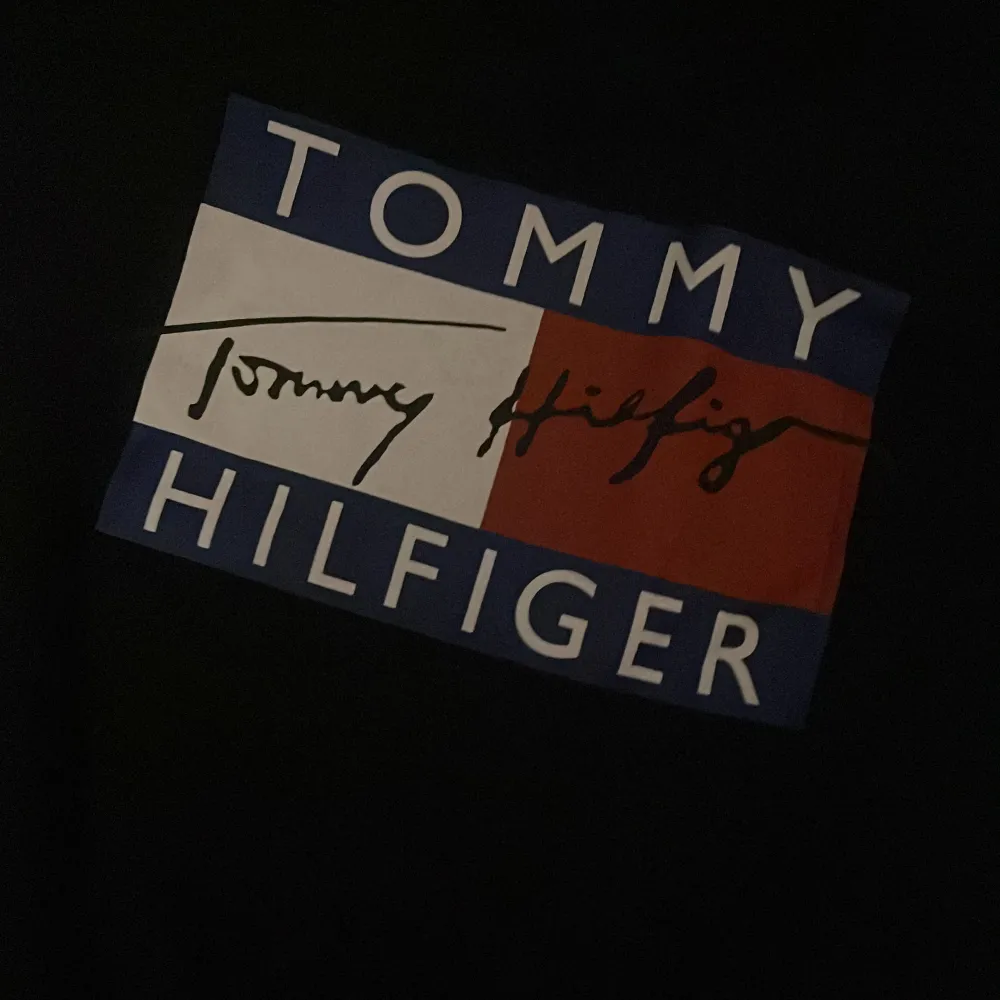 Säljer min Tommy hilfiger tröja pga att den har blivit för liten💕. Tröjor & Koftor.