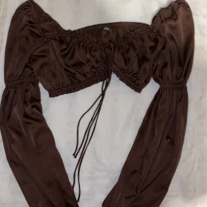 Cropad, kopparfärgad, offshoulder blus  - Offshoulder topp! Så snygg🌟