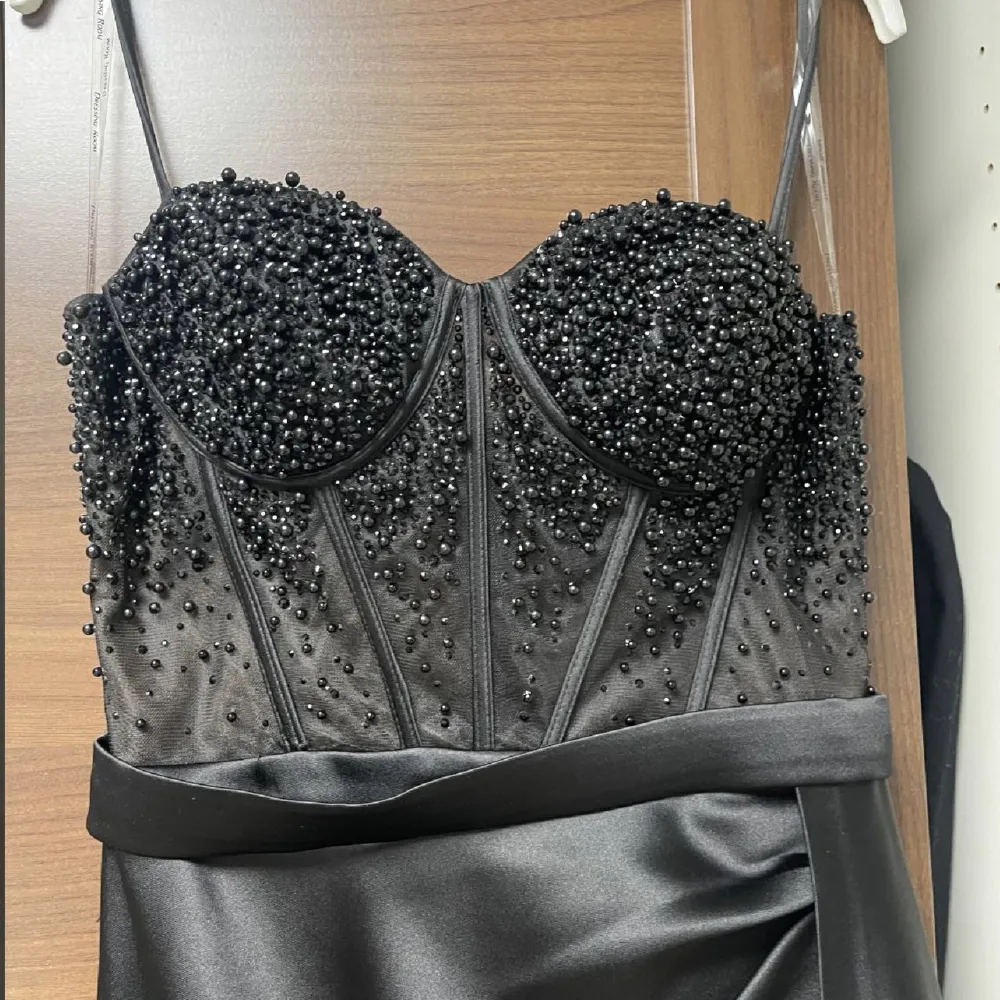 Lång svart festklänning. Använd en gång och köpt för 4500kr. Passar till bal eller bröllop insydd i midjan, går att sprätta upp. Klänningar.