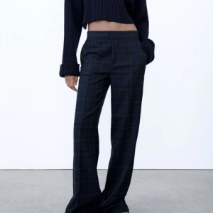 zara byxor - säljer dessa super snygga lågmidjade byxor från zara som jag köpte förra året. I jättebra skick! Skriv privat för bilder och övriga frågor. 