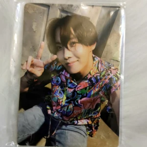 Hobi army bomb photocard  - I'm selling cuz I have duplicates, it comes well protected with a plastic baggy, a soft one.  Possible exchange for other cards, I'm an ot7, chat for suggestions and info. Price is very possible to negotiate. 