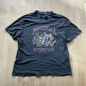 T-shirt - Snygg vintage-esque tshirt, washed färg. Använd mycket, så finns lite slit på den. Sitter loose o lite boxy 👍