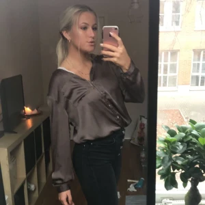 Silverfärgad silkesblus  - Oversized glansig blus! 