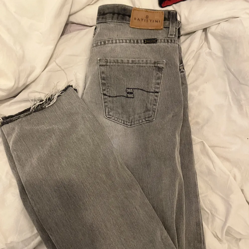 Fina lågmidjade jeans i en cool grå färg inga defekter . Jeans & Byxor.