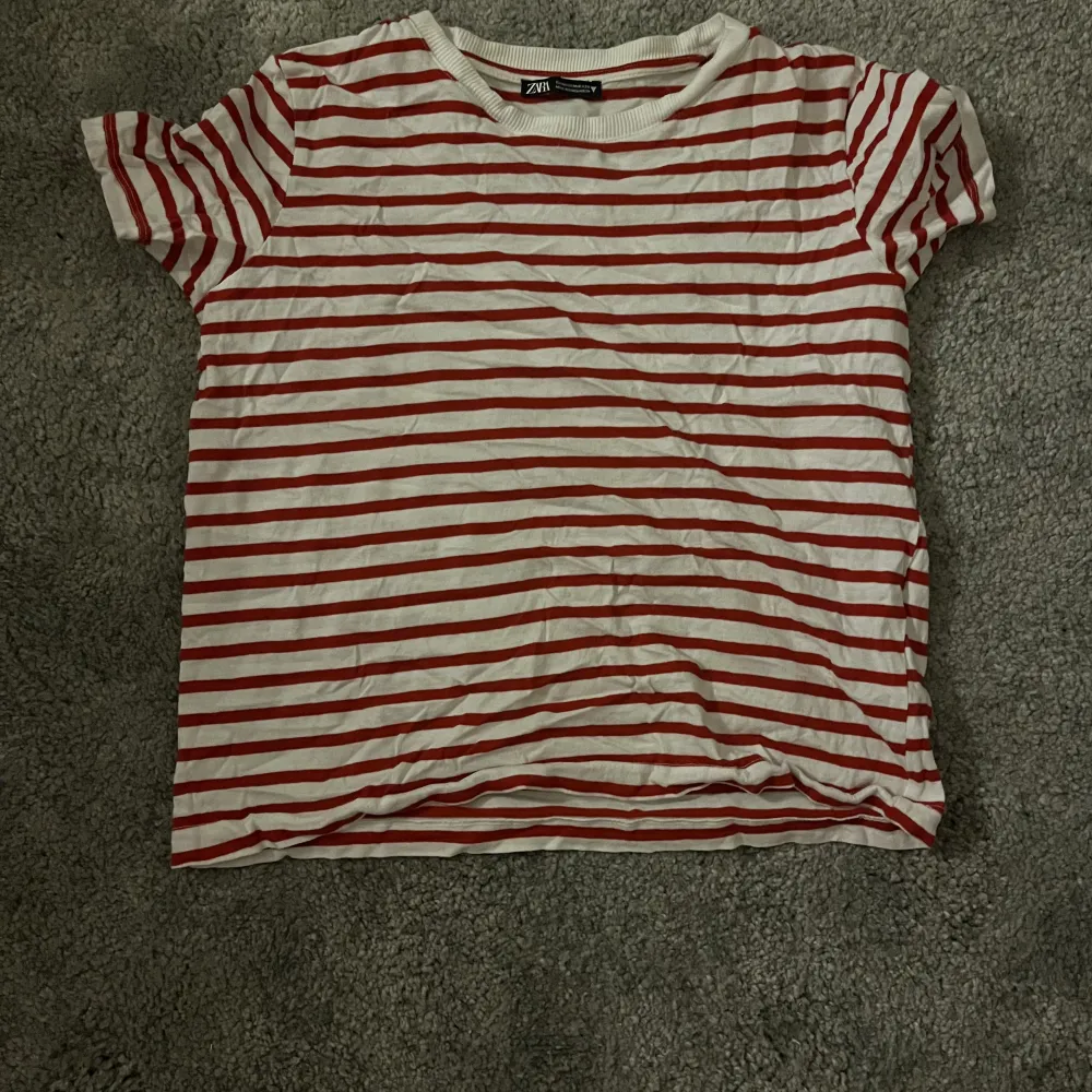 T-shirt från Zara som knappt är använd!. T-paidat.
