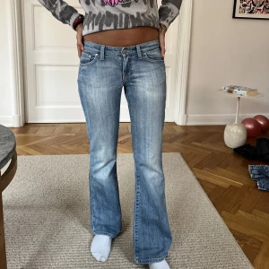 Jeans!  - Så fina basic lågmidjade bootcut jeans! Min kompis på bilden är är 166❤️ MIDJEMÅTT:76cm INNERBENSLÄNGDEN:78cm