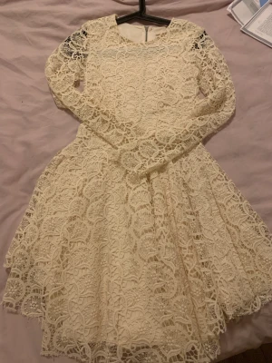 Klänning  - Jättefin klänning, passar bra till sommaren. Inte så varm tyg.