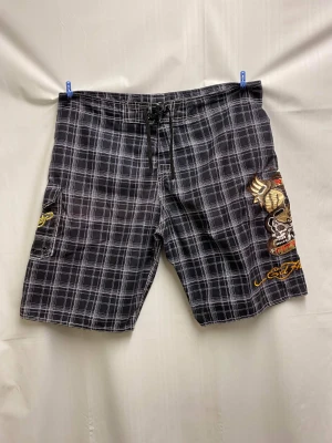Ed hardy shorts - Ett par snygga ed hardy shorts, coola men tyvärr för stora för mig då det är storlek 40 i midjan, men knappt använda!