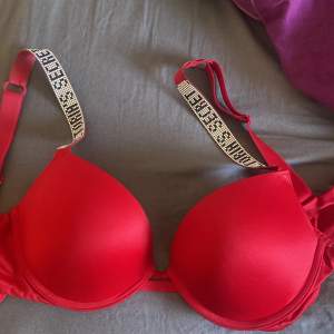 Röd Victoria’s Secret shine strap bh i storlek 70D, använd 1 gång