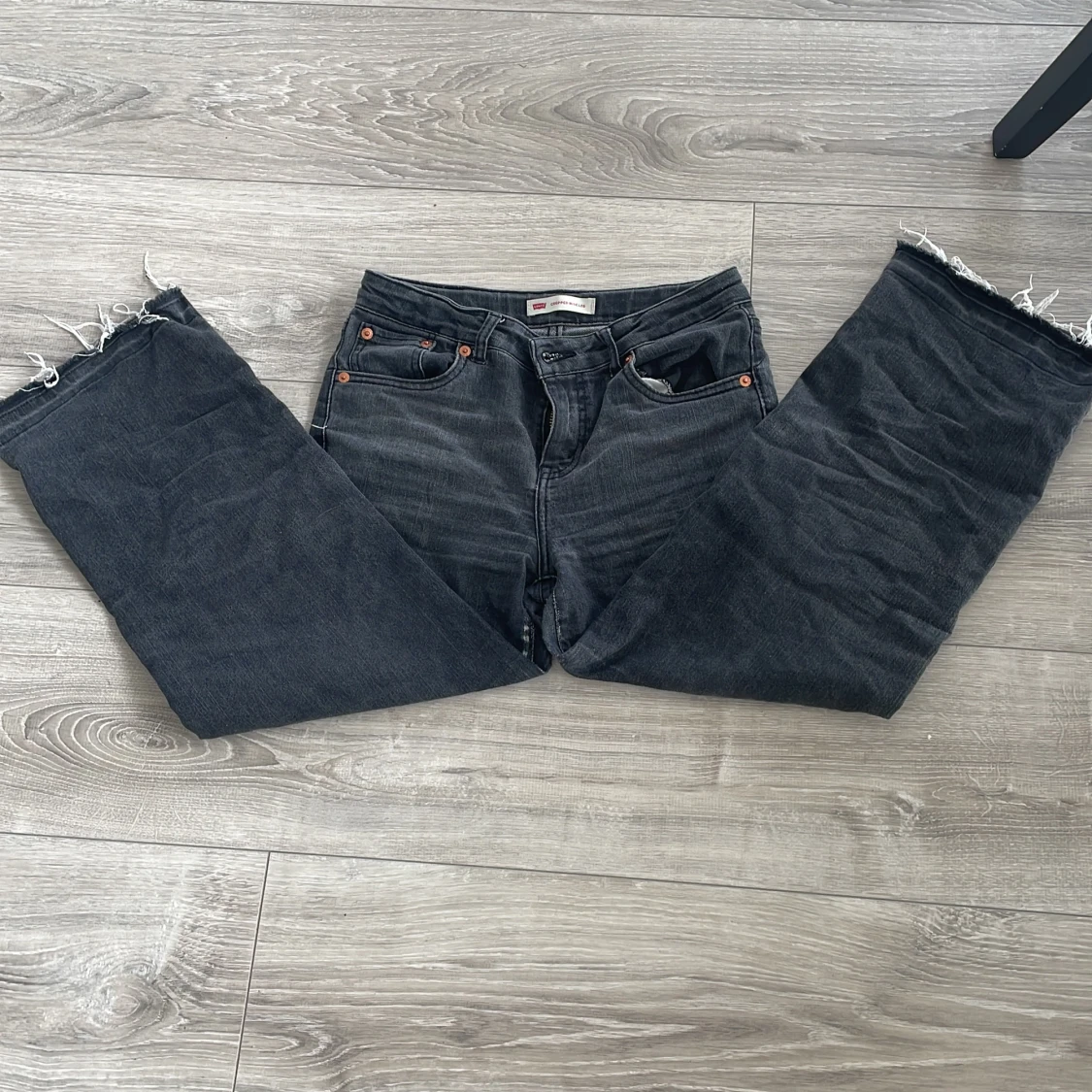 Svarta cropped wide leg jeans 