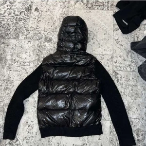 Moncler cardigan  - Säljer denna fina moncler cardigan. Skicket är 9/10 så knappt använd. Har tyvärr inget kvitto då mamma köpte det och hon har inte kvar det. Så därför säljer jag den för 3500. Storleken är L men den passar absolut en M. Vid snabb affär så kan jag gå ner i 