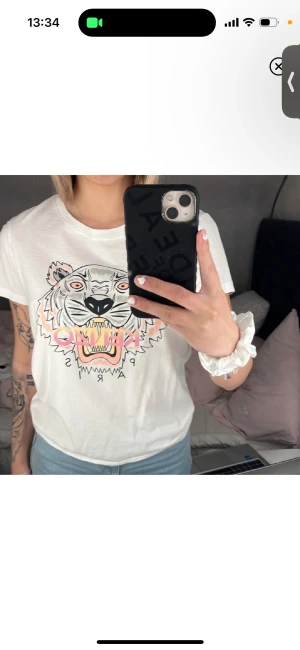 Kenzo t-shirt  - En snygg vit kenzo t-shirt köpt på fribergs. Använd några gånger men är i bra skick. Storlek Xs men psssar även S.
