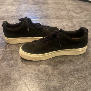 Selected Femme sneakers  - Säljer dessa skor från Selected Femme i storlek 38, väldigt användbara och stilrena! Bra kvalitet och är i bra skick. Köptes för ca 1000kr och blir dina för 400kr🤍pris kan diskuteras 