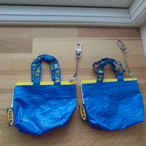Ikea påsar  - Super gulliga små Ikea påsar med dragkedja så de går att stänga, se bild 2. Har själv en egen och jag använder den som plånbok, har t.ex mitt kort, nycklar och tuggumi i den! Den rymmer ändå en del❤️ Säljer 2 st
