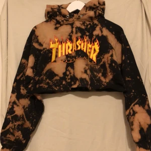 Thrasher Cropped hoodie - Batikfärgad cropped Thrasher hoodie 