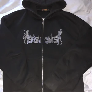 Seams Rhinestone hoodie  - Rhinestone hoodie i otroligt bra skick, alla stenar finns kvar och den säljs inte längre, skicket är 9/10, det är tjockt material vilket gör den otroligt skön att ha på
