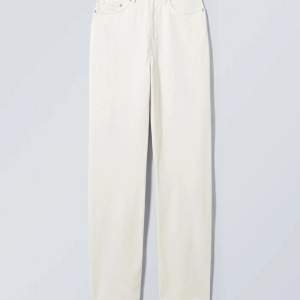Säljer mina vita jeans från weekday i modellen Rowe. Köpte för 590, säljer för 150 + gratis frakt om man köper genom plick, annars kostar frakten❤️