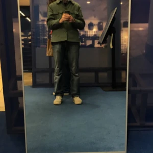 Overshirt - En grön riktigt snygg overshirt från Weekday. Jackan är lätt fodrad med dun så en perfekt vår och höstjacka. Säljer då jag inte längre använder den. Skick 9/10