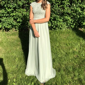 Balklänning - Balklänning i storlek 34 (passar mig som i vanliga fall är storlek 36/S). Använd 1 gång, nyskick.