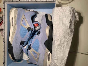 Unv blue, jordans 4 - Hej, säljer min jordans 4 storlek 41 använd 2 gånger säljer pga fel storlek! För er som undrar kan mötas och fraktar till hela Sverige, köpbevis finns! ): ja står för frakten 