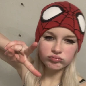 Spiderman mössa🪩 - Då den inte används eftersom stil byte gjordes så säljer ja min älskade mössa💞