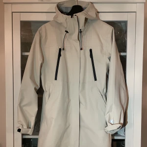 Parkas  - Stilren, funktionell & vattentät. Justerbar passform i midja & luva. 2-ways zip. Tejpade sömmar, täta dragkedjor. 10 000 mm. Ärmslut med kardborreband. Strl M, är unisex så ganska stor. Försökt använda flera ggr, men känns för oversize. (Nypris 600kr)