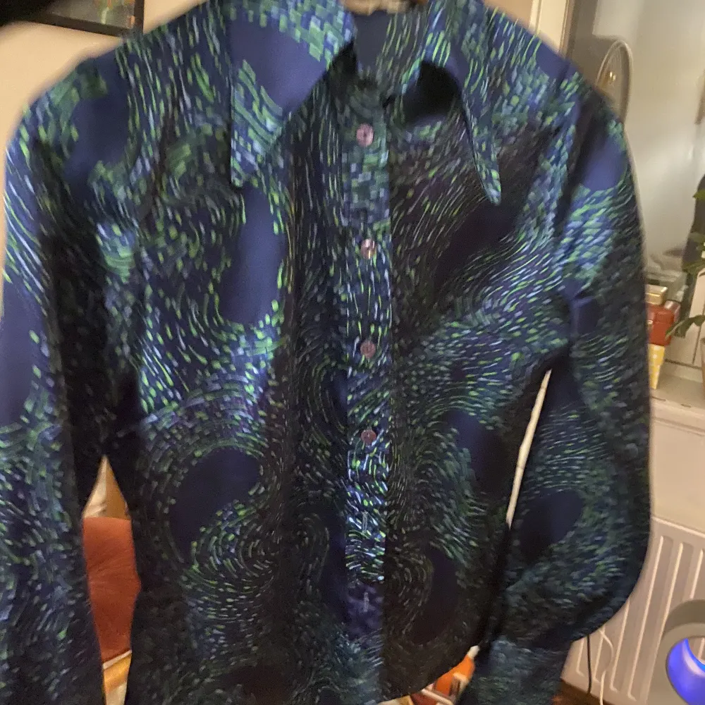 Såå fin och funky vintage blus i satin liknande material! Har vanligtvist xs-s på mig.. Skjortor.